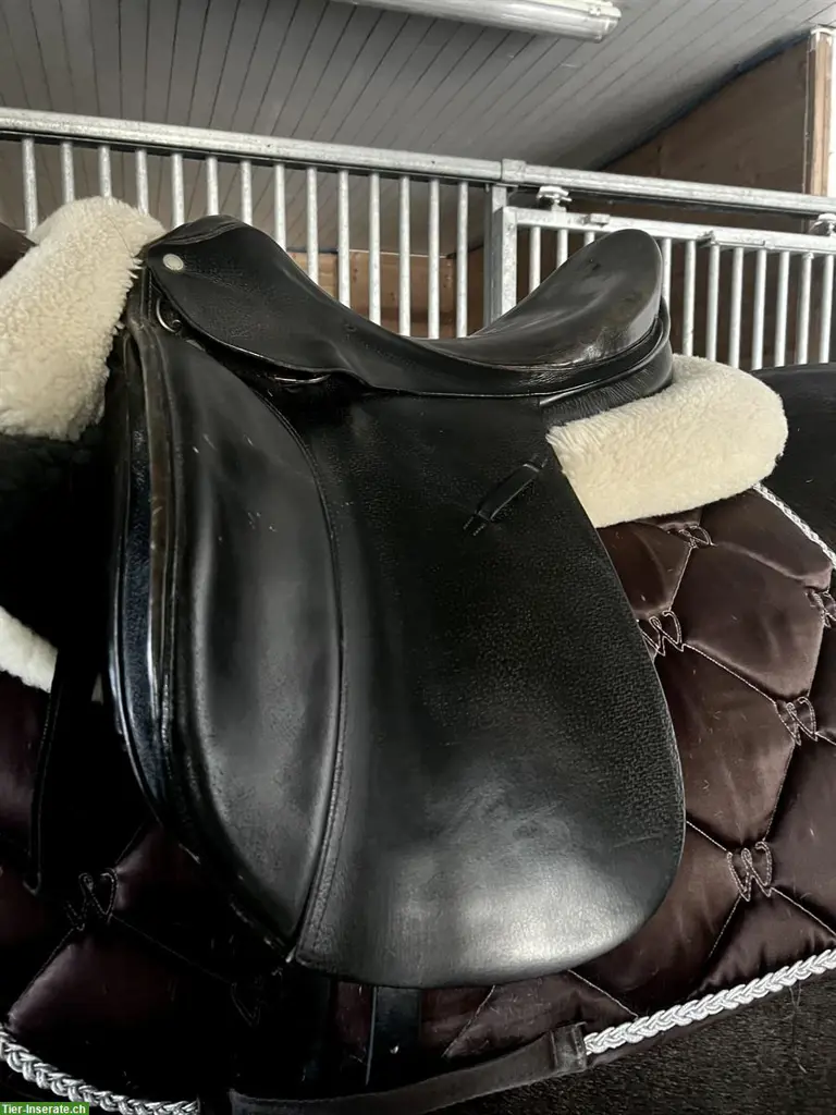 Röösli Dressursattel (schwarz) 17 Zoll zu verkaufen