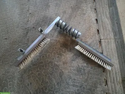 2 Kratzbürsten abzugeben