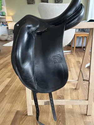 Childeric Dressursattel 17 Zoll zu verkaufen