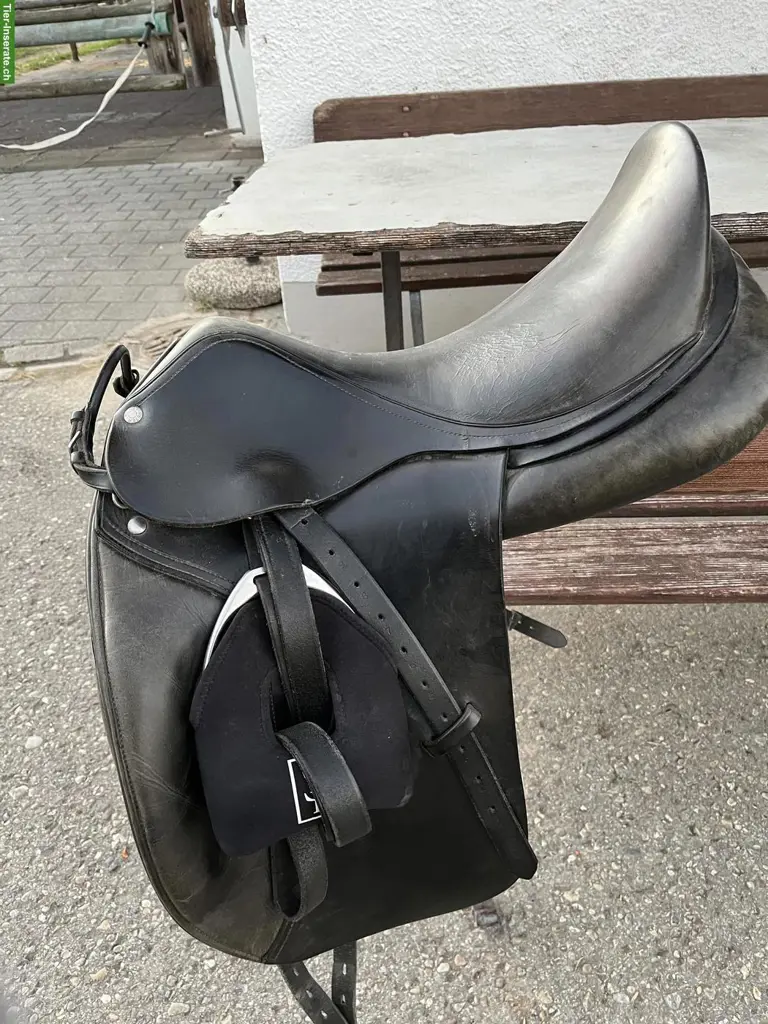 Menet Dressursattel zu verkaufen