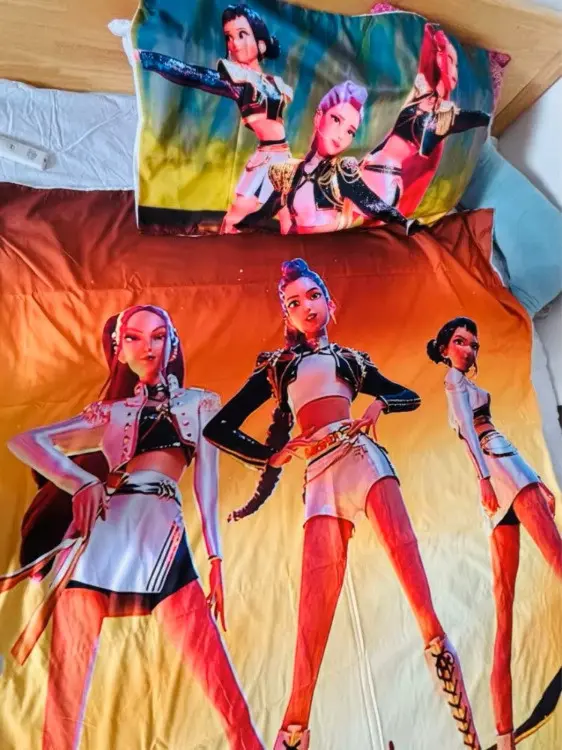 6f4edbde-7055-4c44-9320-2165e06b3e88-Bettwäsche Duvet K-Pop Demon Hunters Schweizer  Masse, Wunschgrösse.jpg