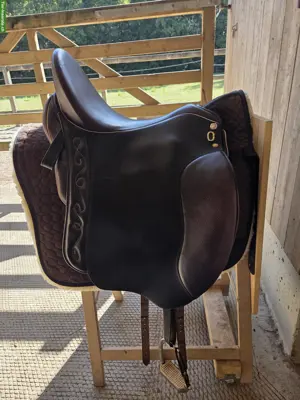 Iberosattel Dressage Andaluz 17.5 Zoll zu verkaufen