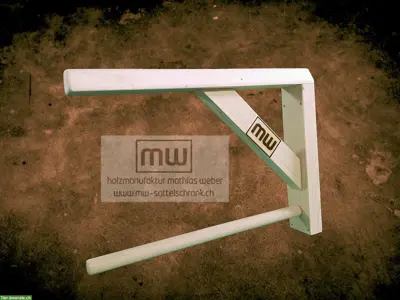 Sattelhalter «Western» aus Holz mit Pad-/Schabrackenhalter