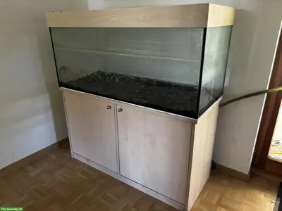 Älteres Aquarium 300L mit Unterschrank zu verschenken