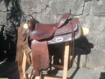 Westernsattel mit Beschlägen aus Echtsilber